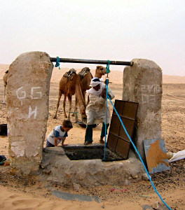 Wstentauglich - Sahara Dnen, Oasen und Sand - Foto043 - Nach dem Wasser schpfen , Deckel schlieen nicht vergessen